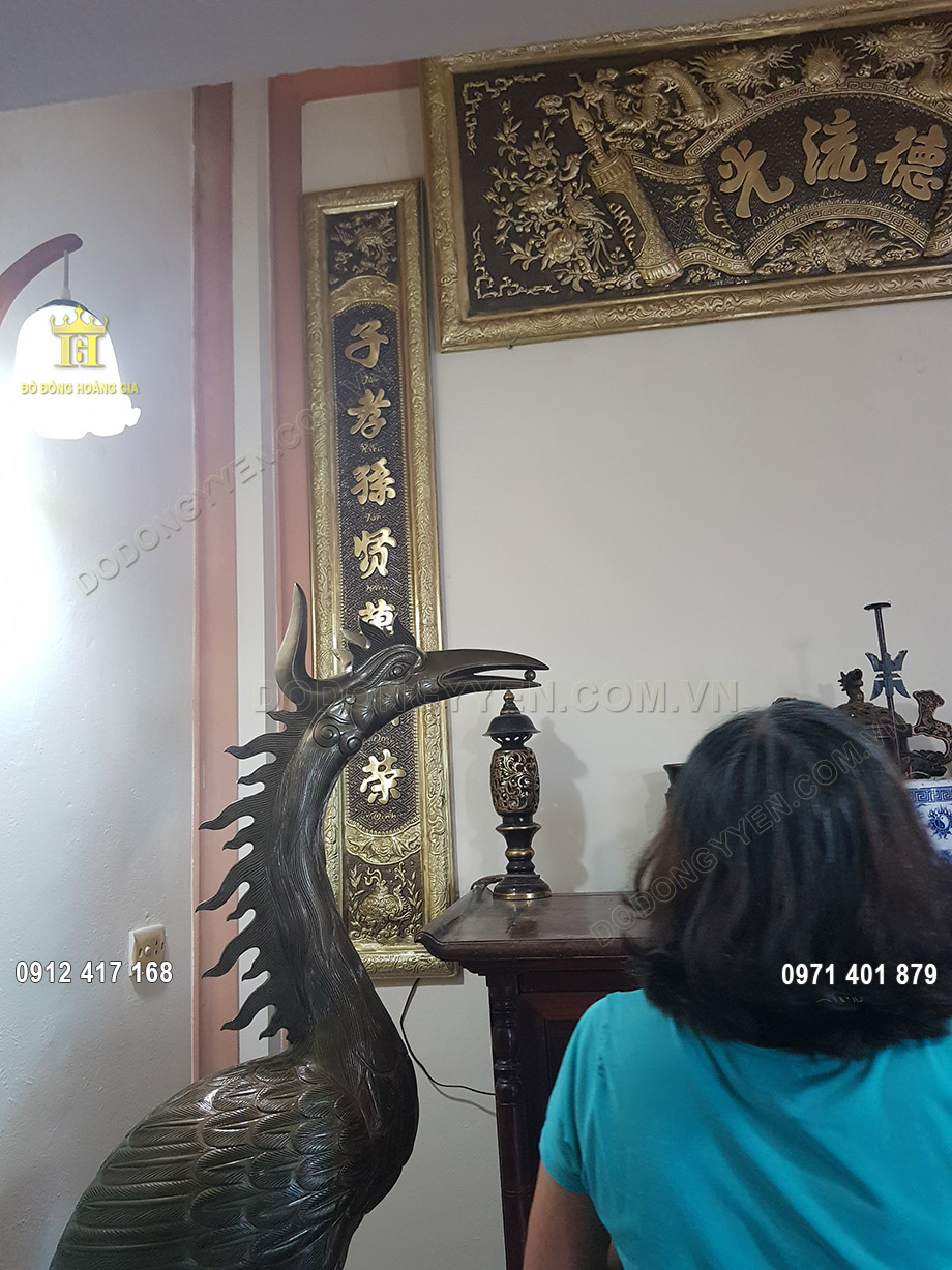 Từng chiếc l&ocirc;ng vũ tr&ecirc;n m&igrave;nh hạc được c&aacute;c nghệ nh&acirc;n chăm ch&uacute;t tỉ mỉ, sắc n&eacute;t